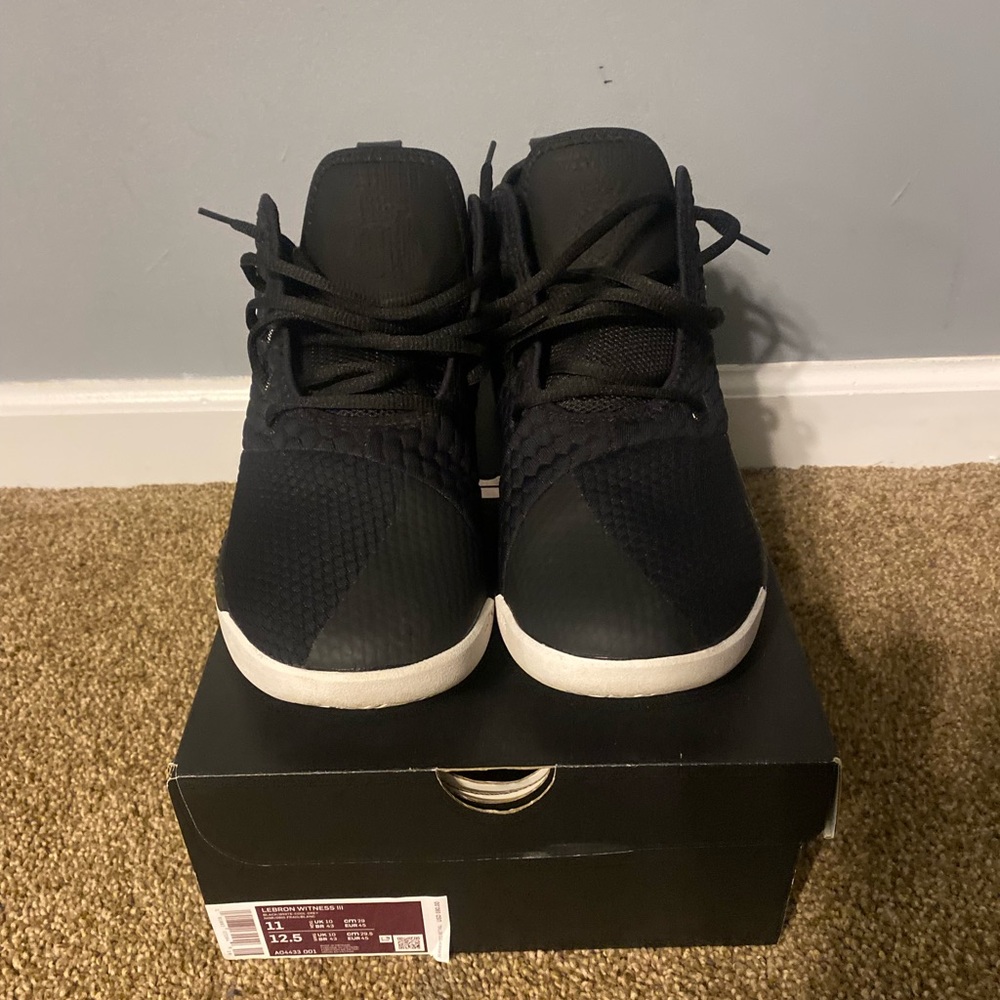 NIKE BASKETBALL SHOES